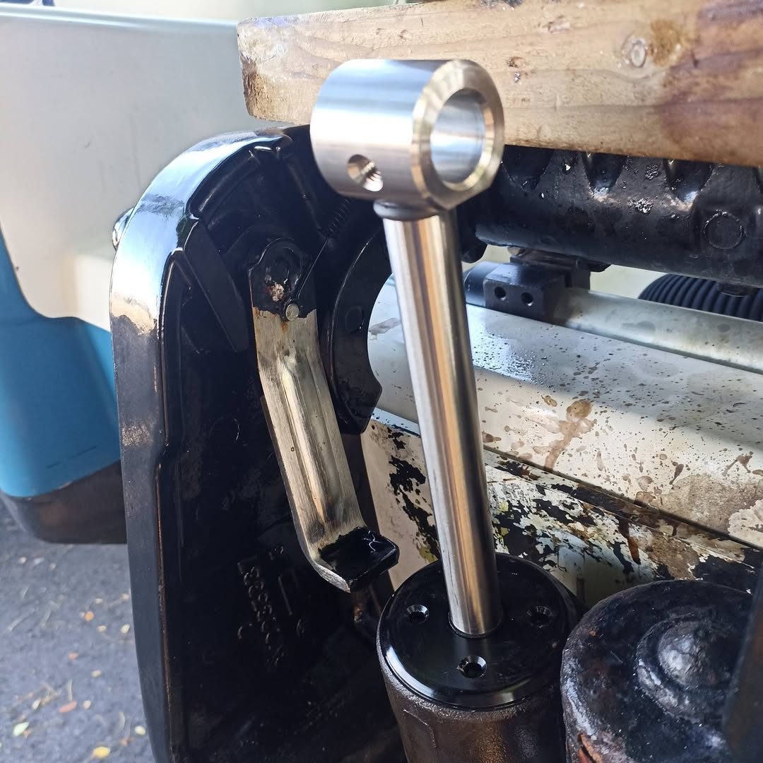 Pièce mécanique en inox remontée sur un moteur